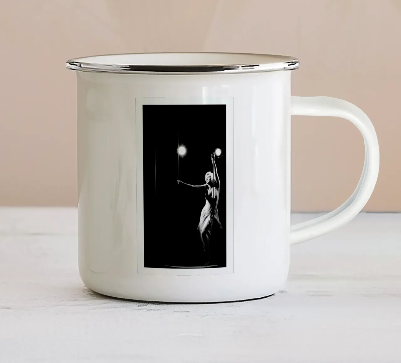 Marilyn Monroe in Let's Make Love, 1960 tazza in smalto da Gallery Print and Art Limited