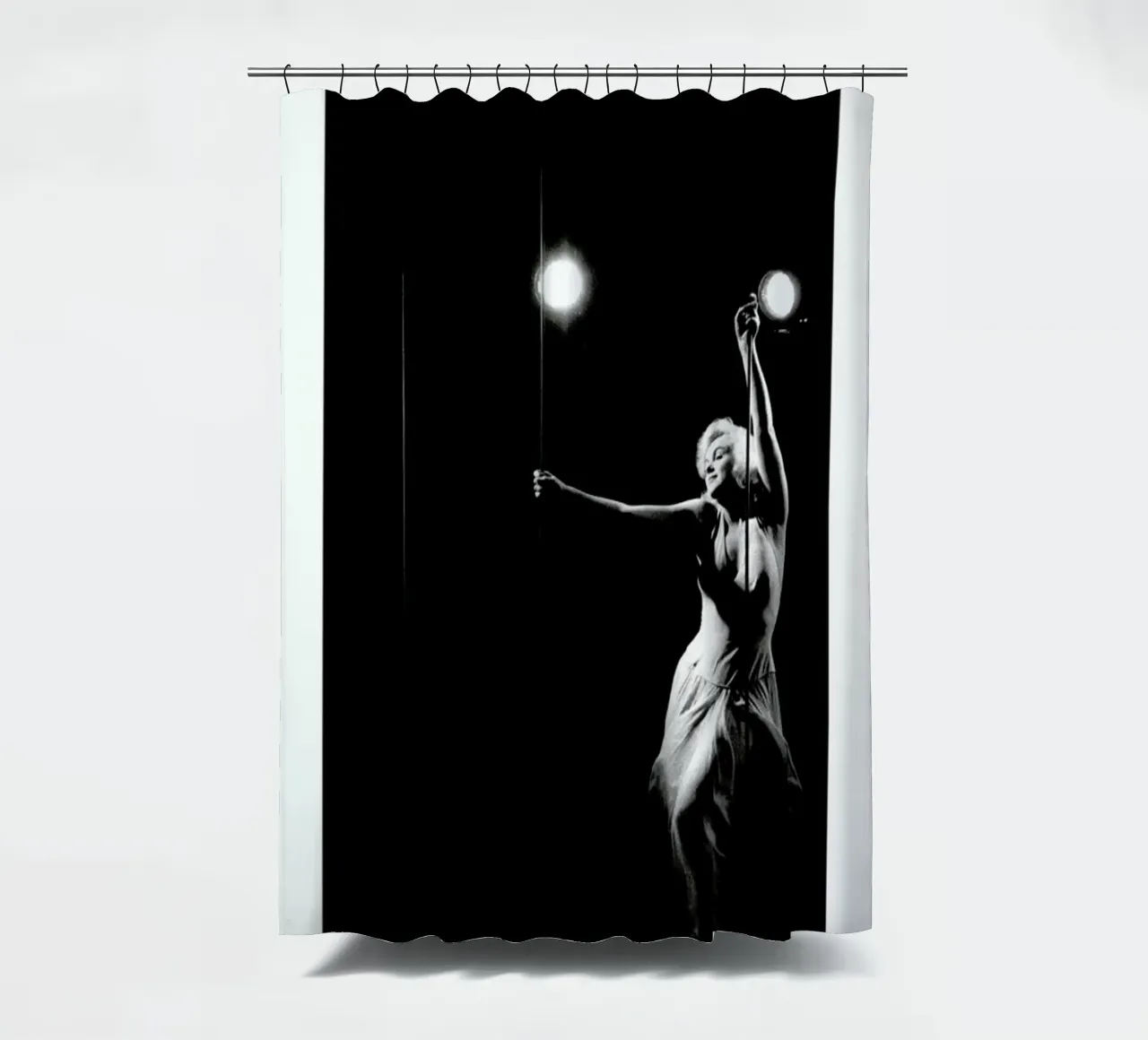 Marilyn Monroe in Let's Make Love, 1960 cortina de baño de Gallery Print and Art Limited