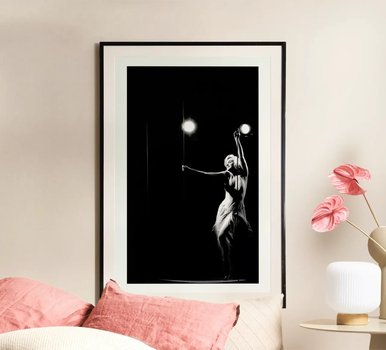 Marilyn Monroe in Let's Make Love, 1960 poster con telaio in legno da Gallery Print and Art Limited
