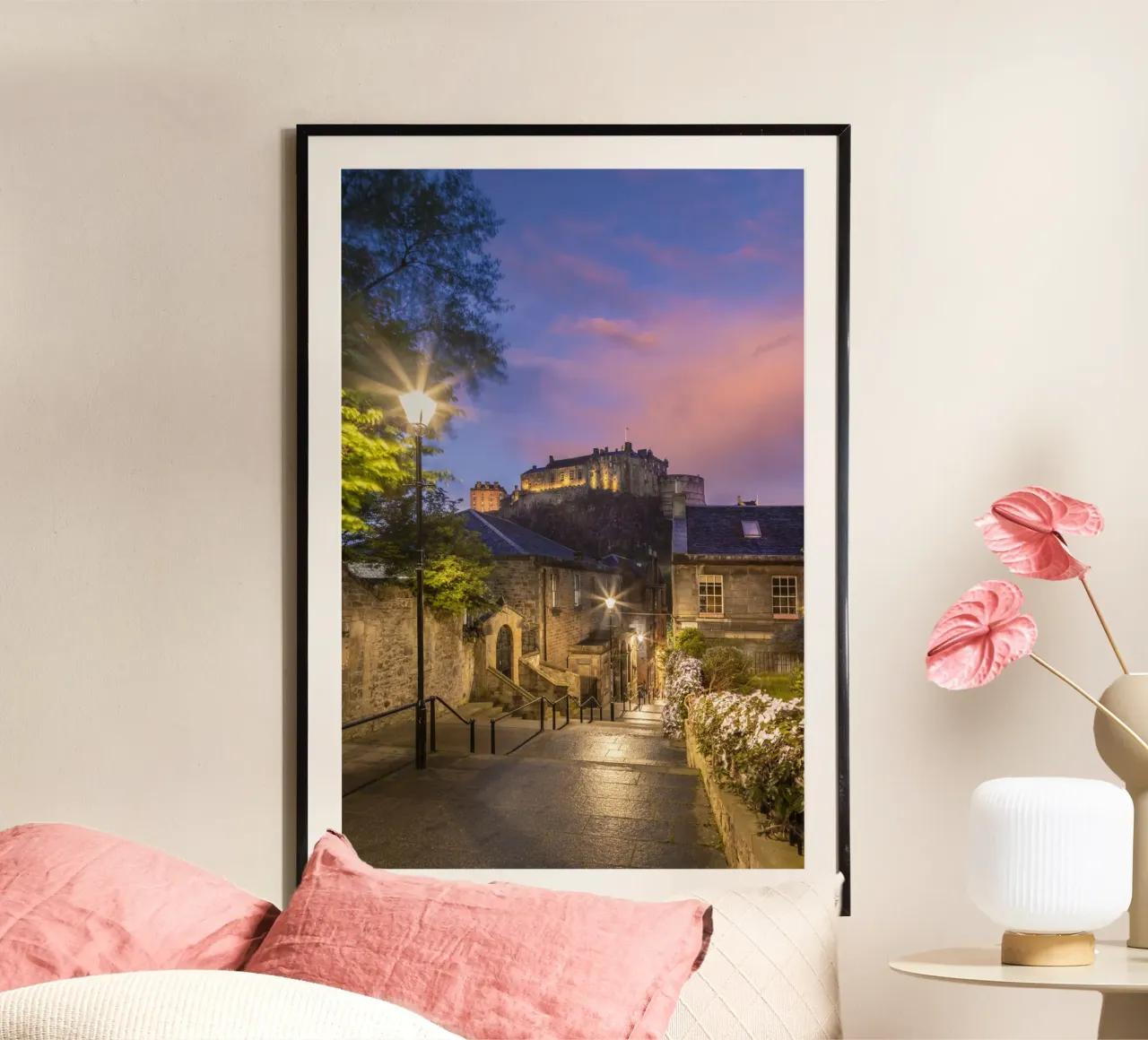 Tramonto al castello di Edimburgo poster con telaio in plastica da Melanie Viola