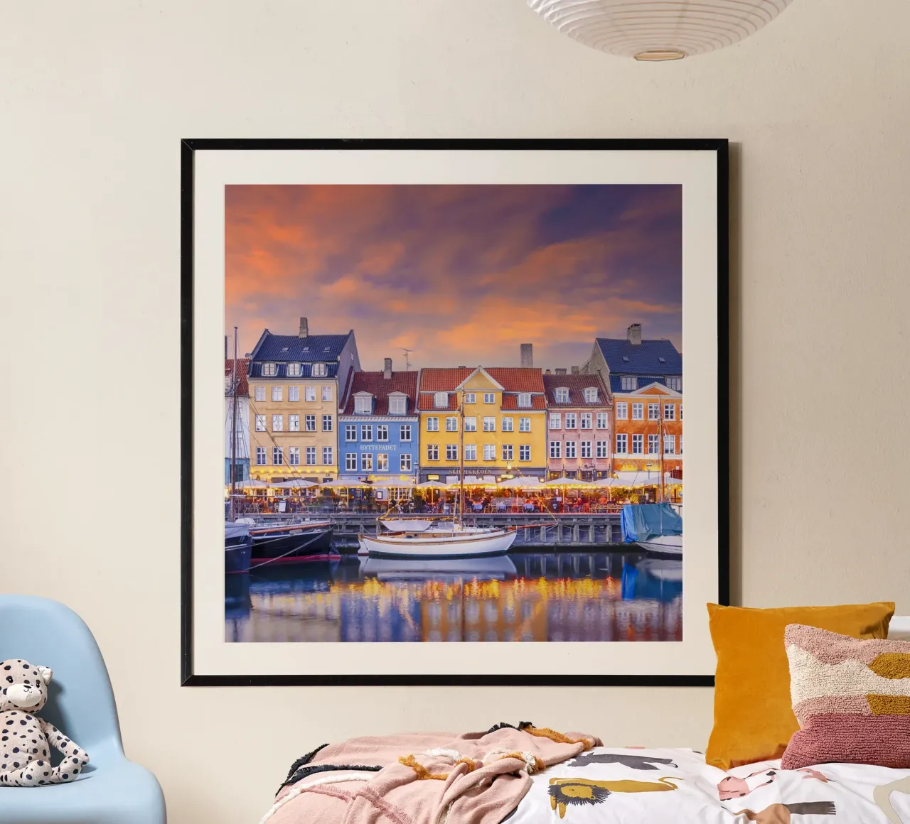 KOPENHAGEN Atmosfera serale di charme a Nyhavn poster con telaio in plastica da Melanie Viola