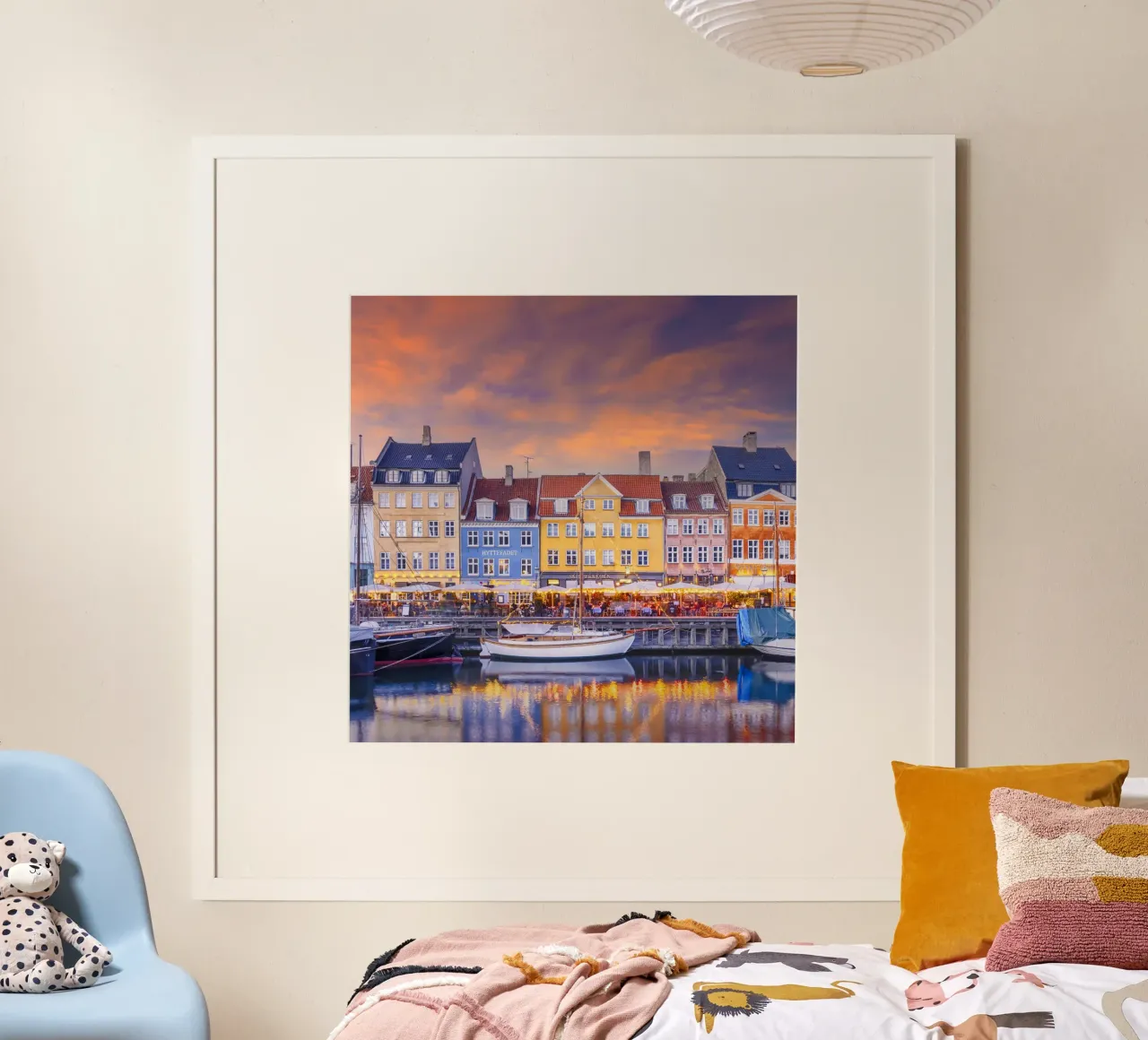 KOPENHAGEN Atmosfera serale di charme a Nyhavn poster con telaio in plastica da Melanie Viola