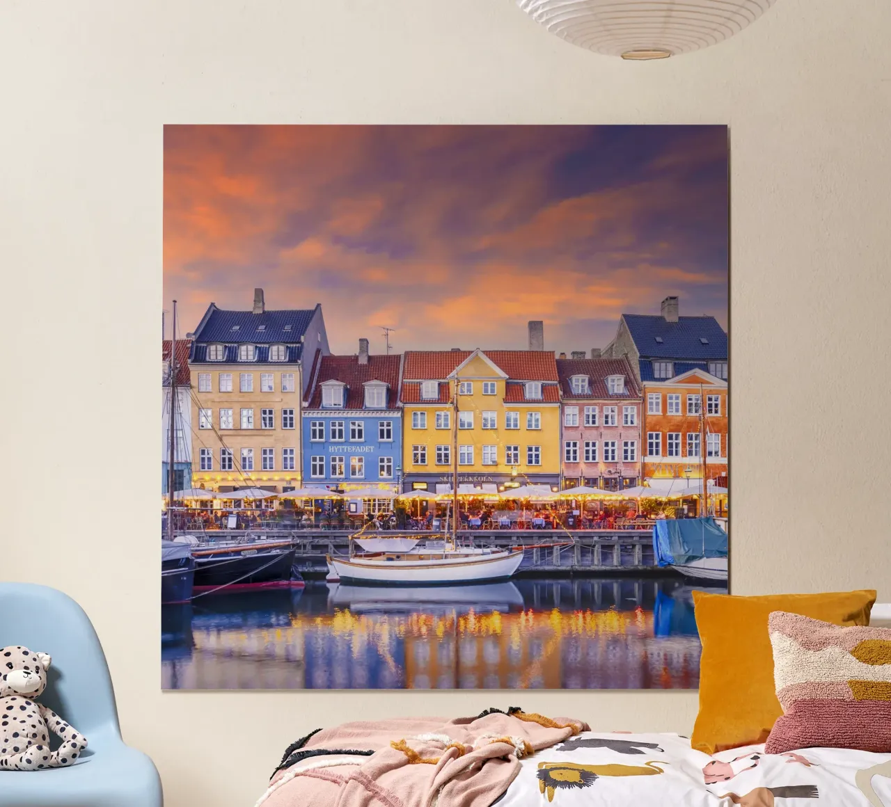 KOPENHAGEN Atmosfera serale di charme a Nyhavn poster con telaio in plastica da Melanie Viola