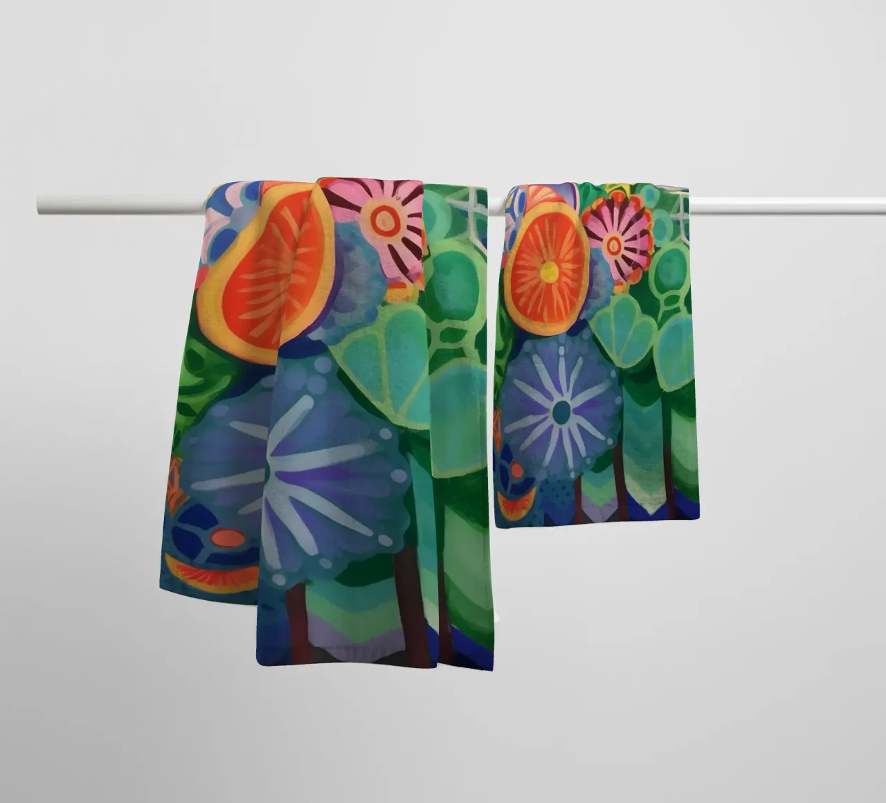 Un'esplosione di fiori colorati asciugamano da bagno da Carinaprint