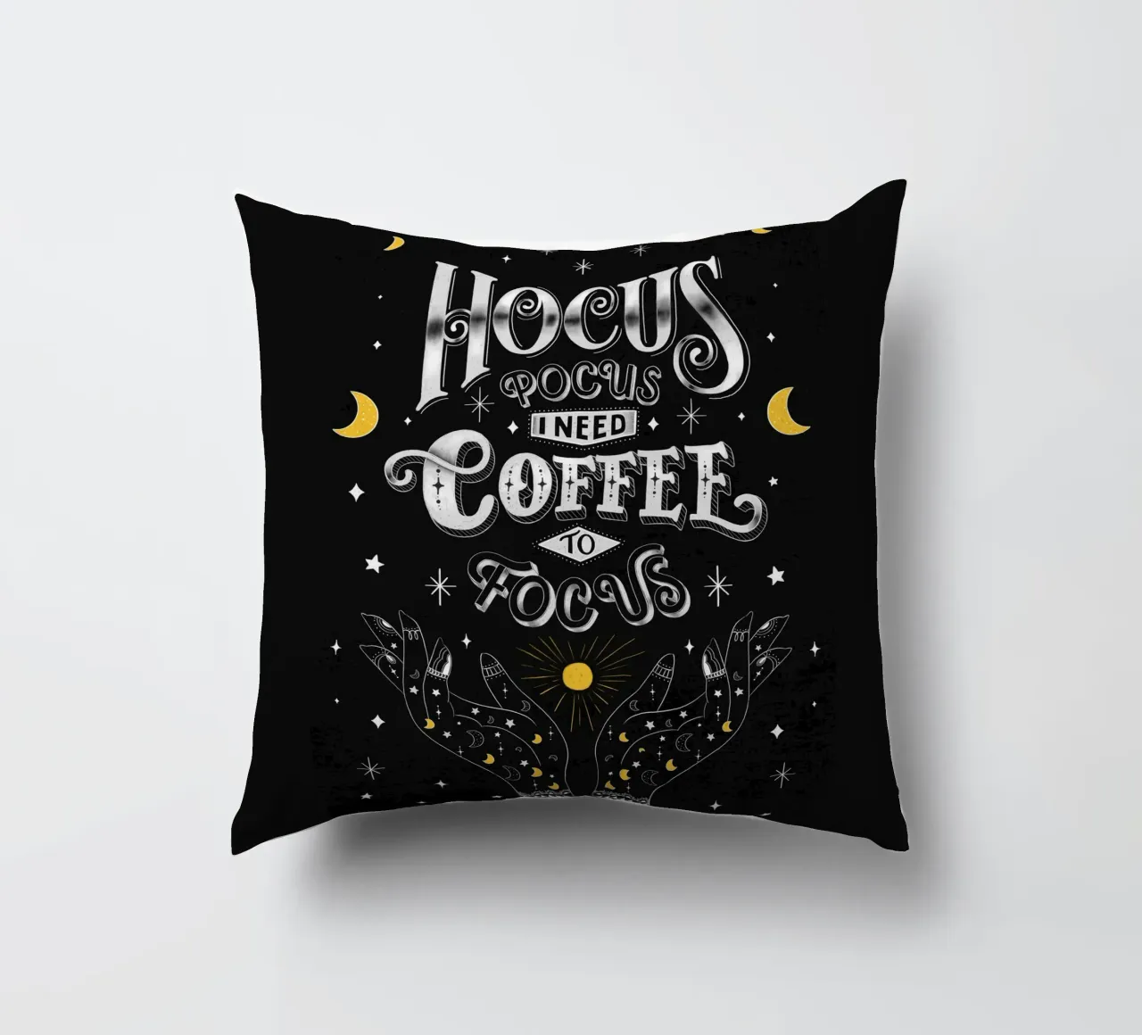 Slogan del caffè. Hocus Pocus. Scritta su lavagna. cuscino da CalliLetters