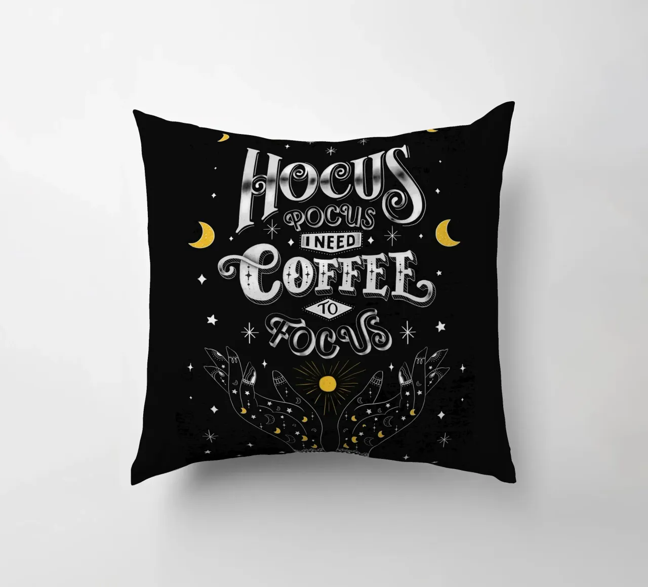 Slogan del caffè. Hocus Pocus. Scritta su lavagna. cuscino da CalliLetters