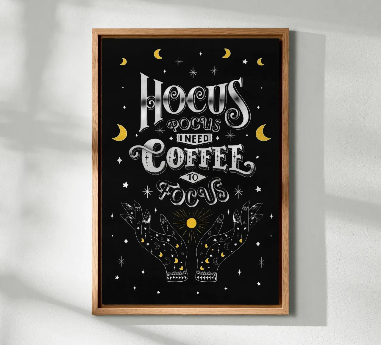 Slogan del caffè. Hocus Pocus. Scritta su lavagna. tela con Cornice a cassetta da CalliLetters