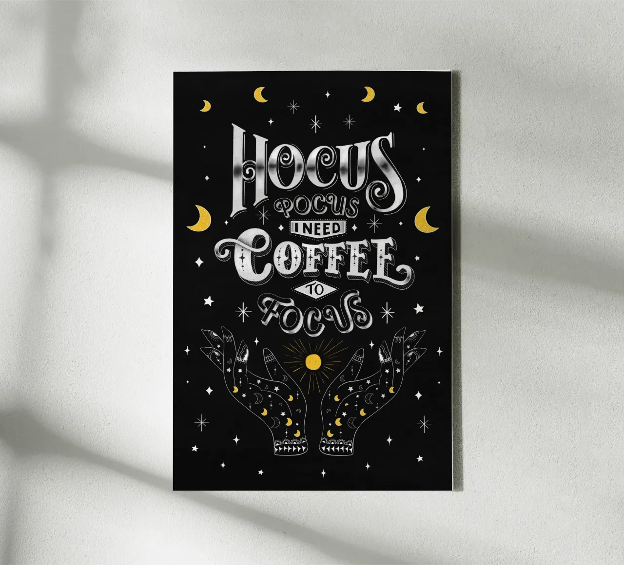 Slogan del caffè. Hocus Pocus. Scritta su lavagna. tela con Cornice a cassetta da CalliLetters