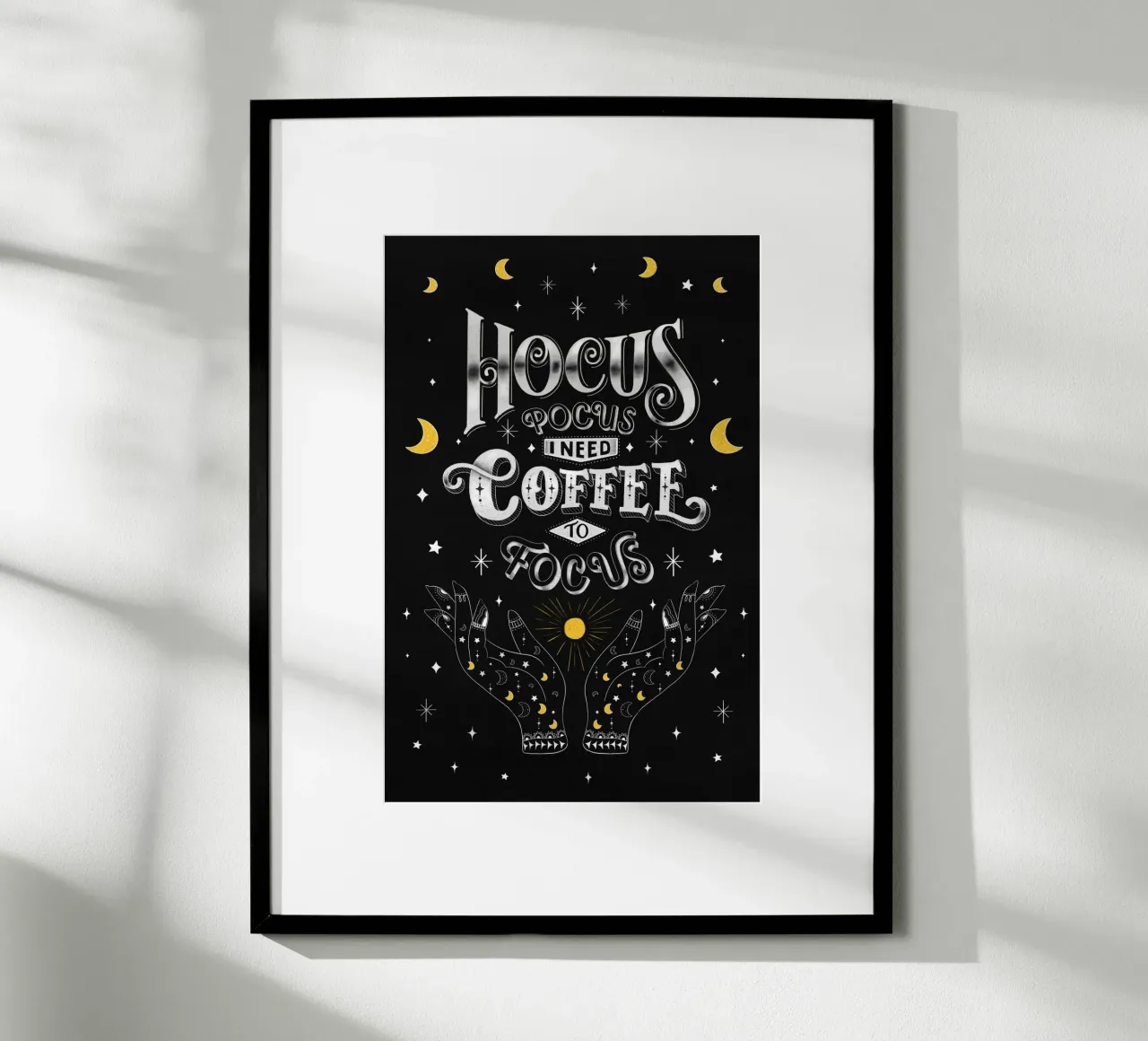 Slogan du café. Hocus Pocus (le coup de poing). Lettering sur tableau à craie. poster de CalliLetters