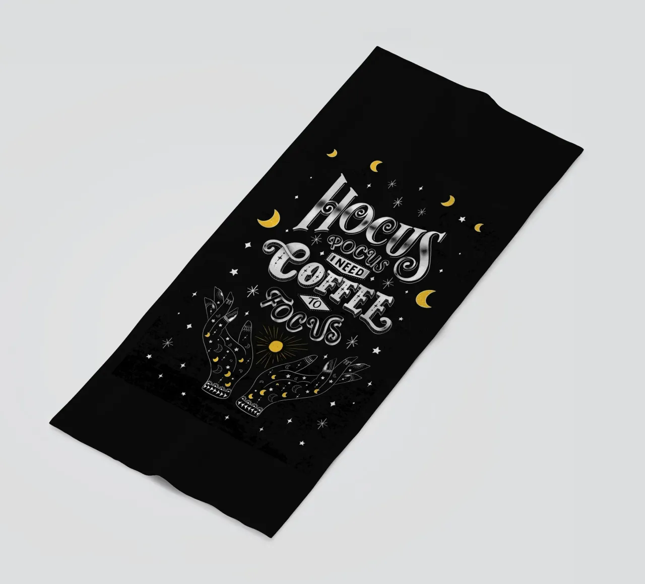 Slogan del caffè. Hocus Pocus. Scritta su lavagna. telo mare da CalliLetters