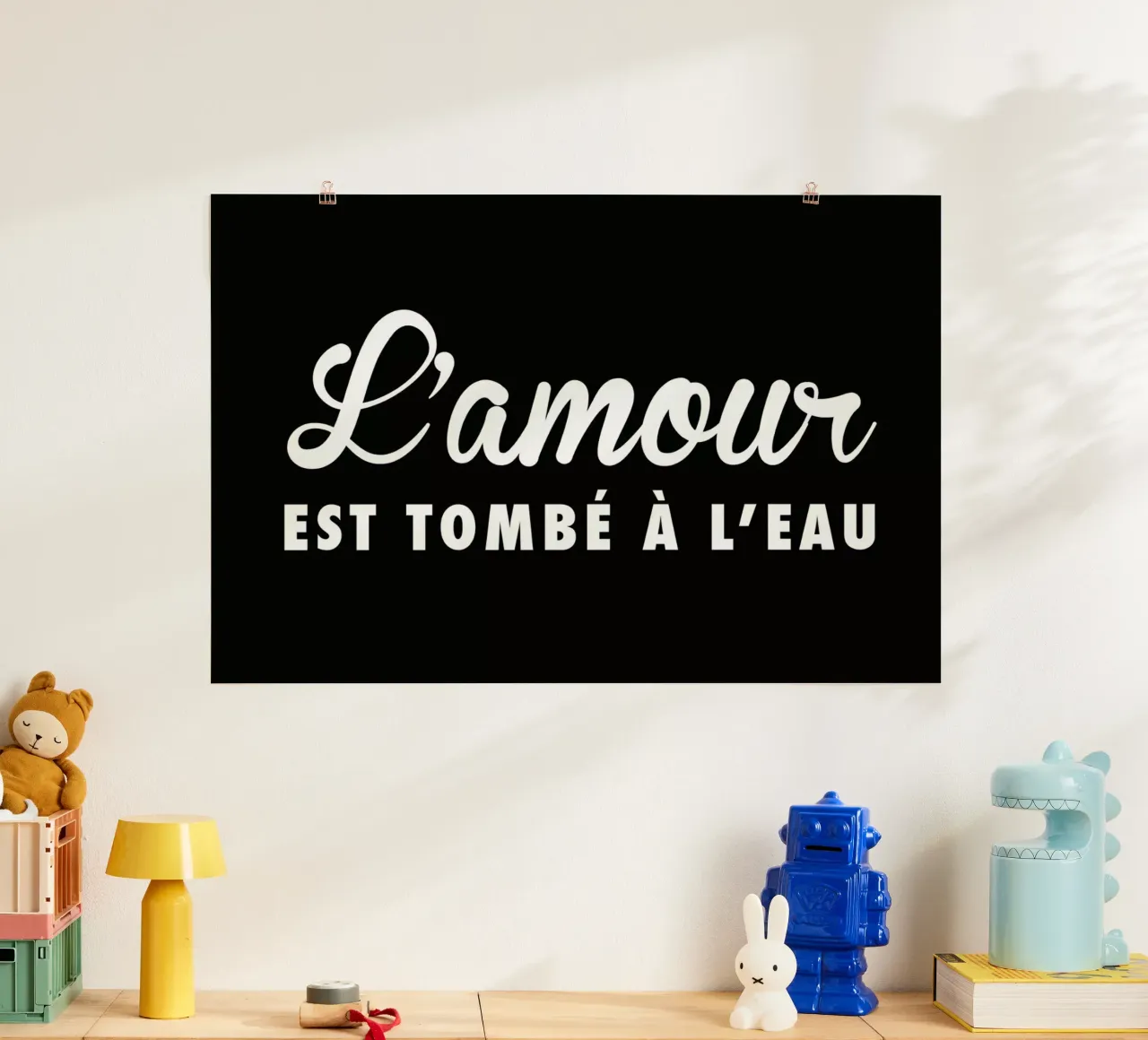 L'amour tombé II white on black poster con telaio in alluminio da FRAICHE