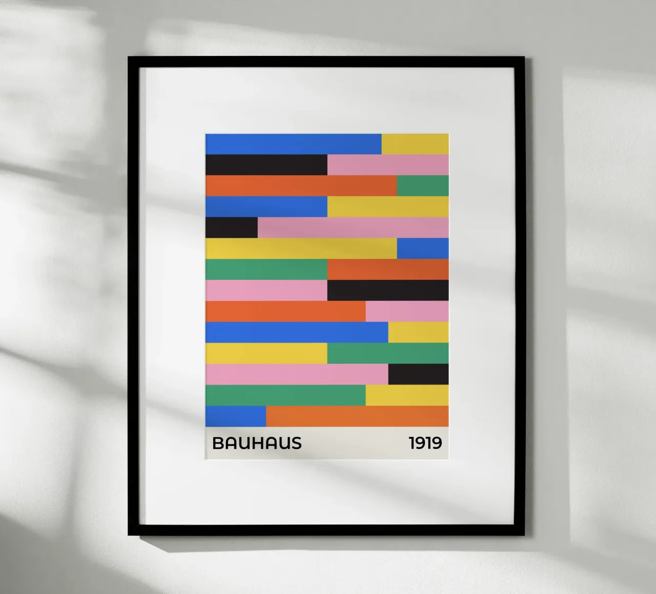 Mostra di piastrelle Bauhaus 1919 poster con telaio in plastica da Paigaam Studio