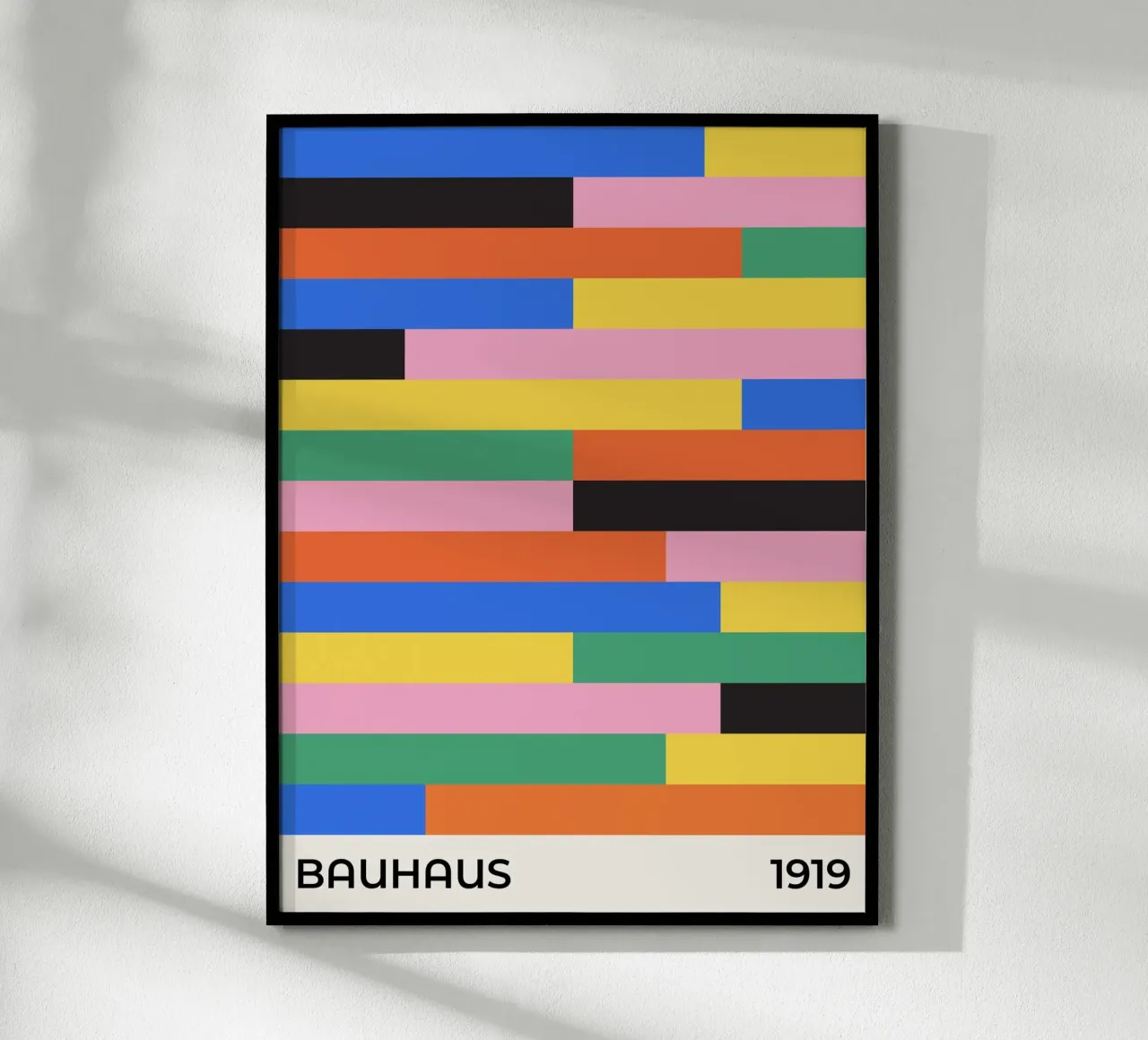Mostra di piastrelle Bauhaus 1919 poster con telaio in plastica da Paigaam Studio