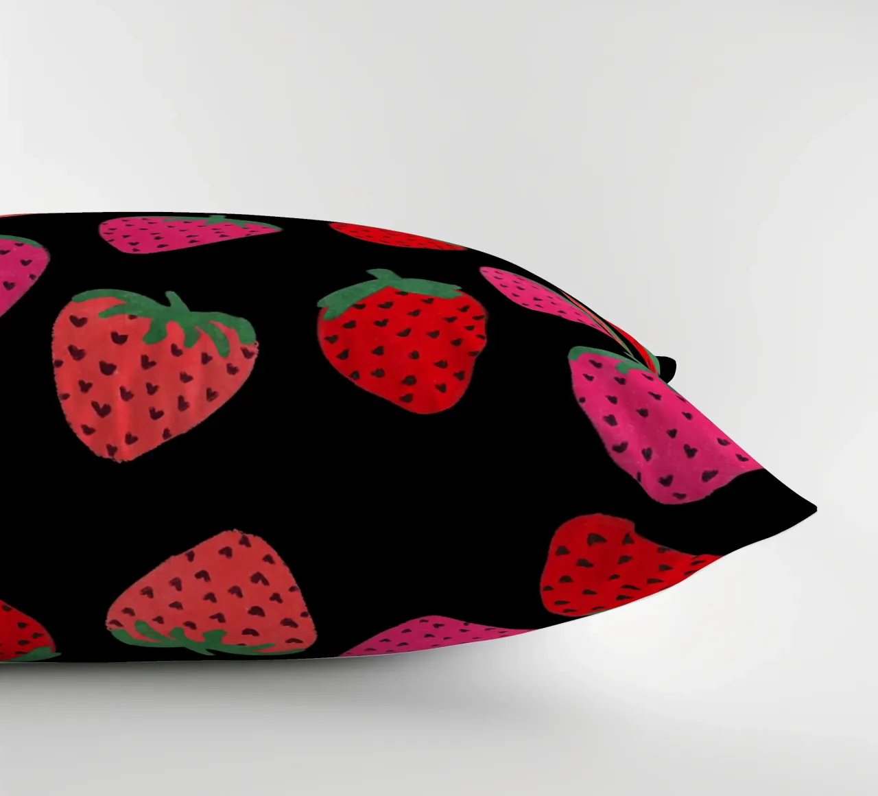 Motivo a fragola su nero cuscino da Illustration Raissa Oltmanns