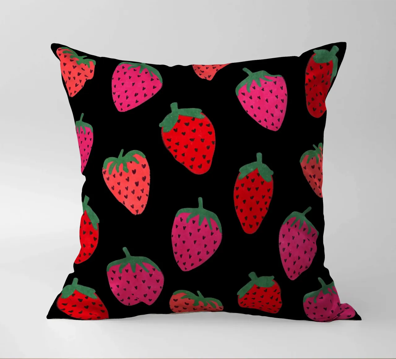 Motivo a fragola su nero cuscino da Illustration Raissa Oltmanns