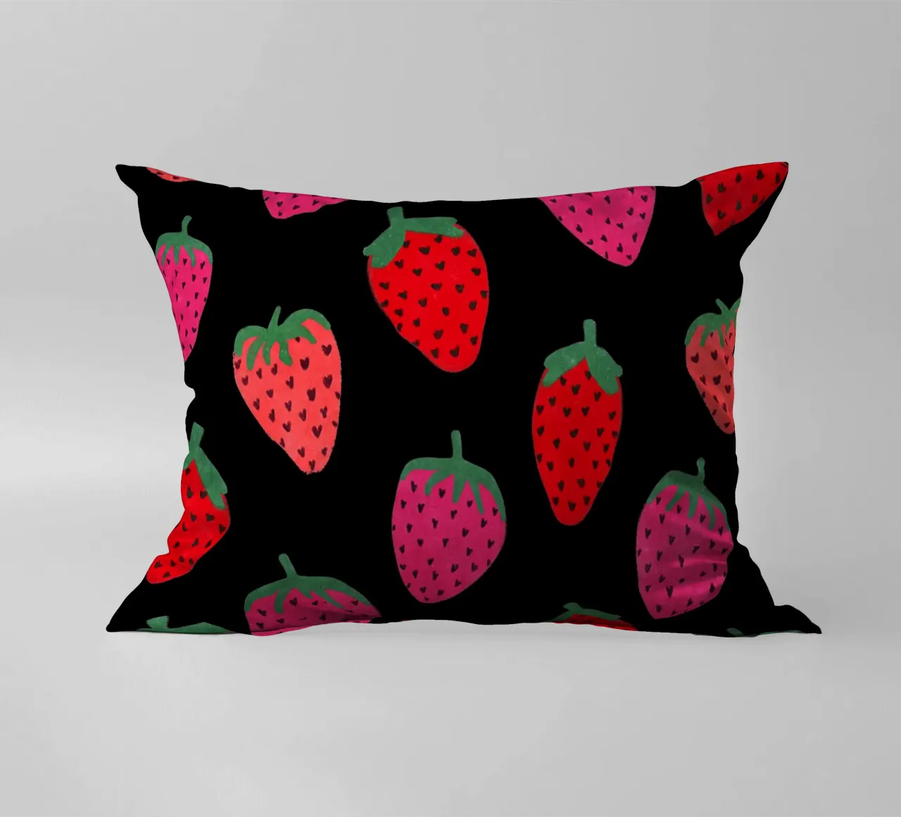 Motivo a fragola su nero cuscino da Illustration Raissa Oltmanns