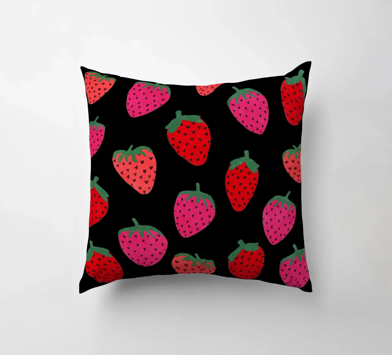 Motivo a fragola su nero cuscino da Illustration Raissa Oltmanns