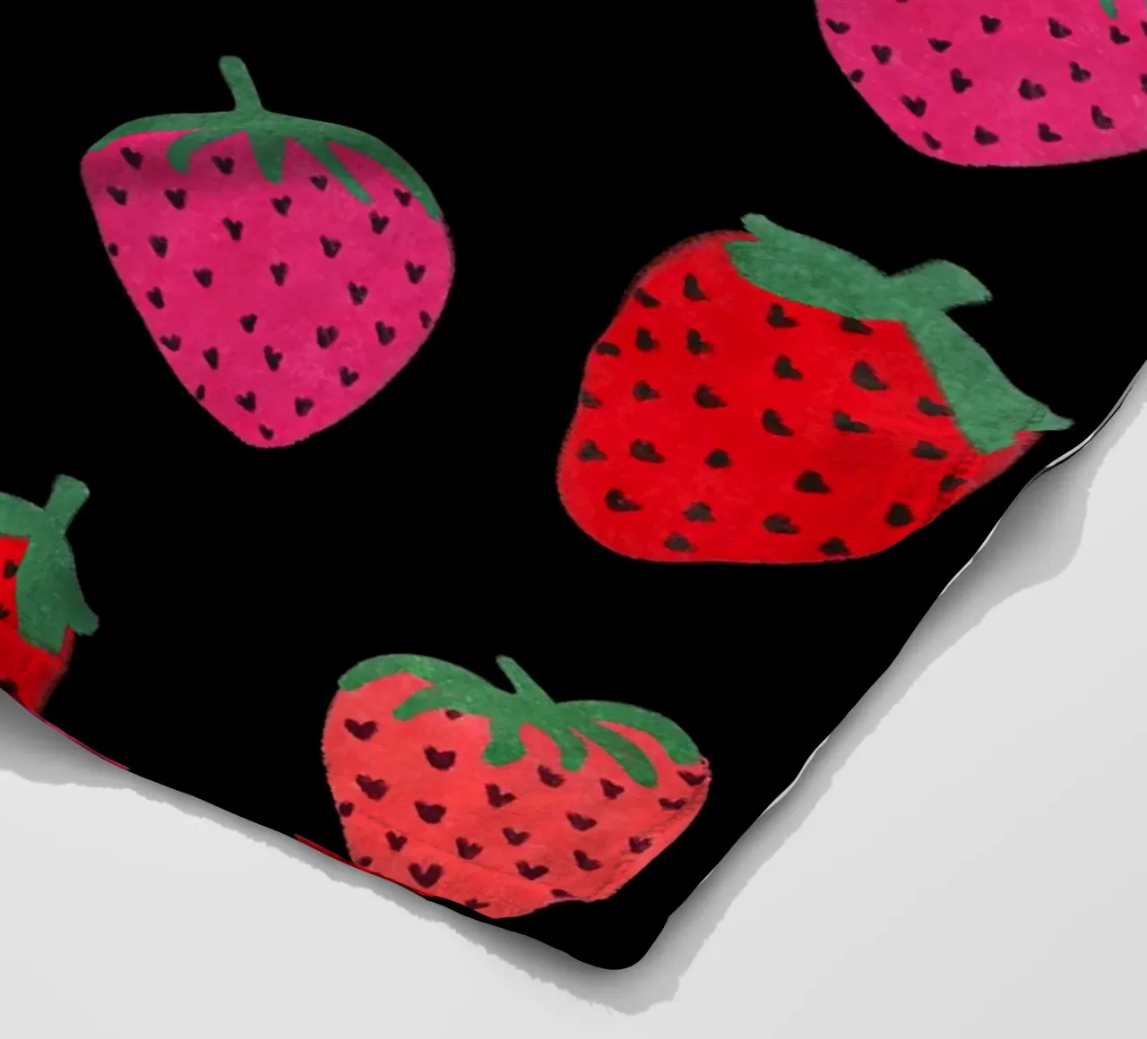 Estampado de fresas sobre negro manta de franela de Illustration Raissa Oltmanns