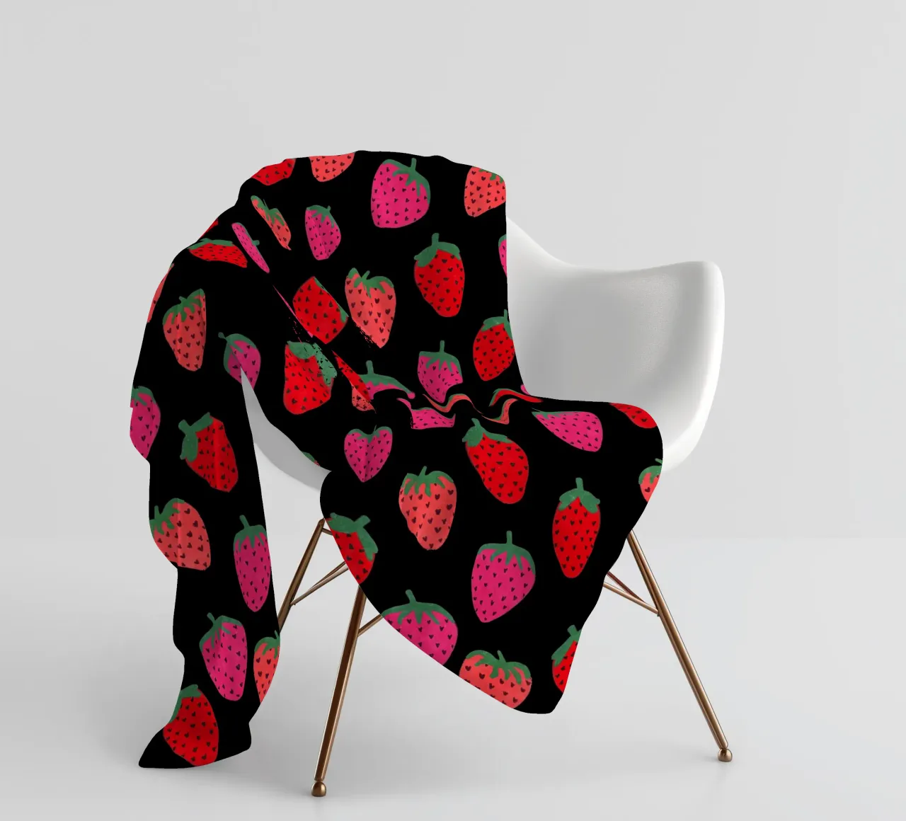 Estampado de fresas sobre negro manta de franela de Illustration Raissa Oltmanns