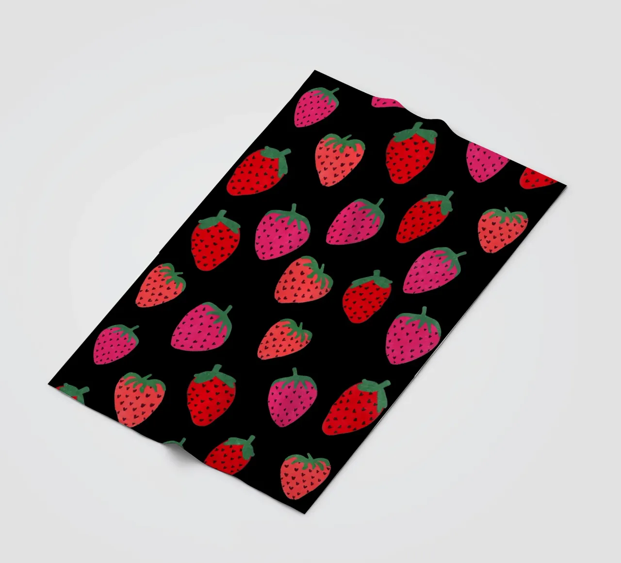 Estampado de fresas sobre negro manta de franela de Illustration Raissa Oltmanns