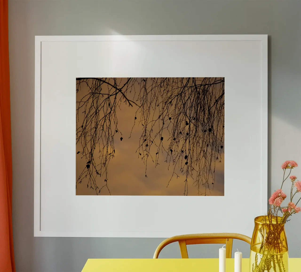 Rami soleggiati e nuvole poster con telaio in legno da Teresa André