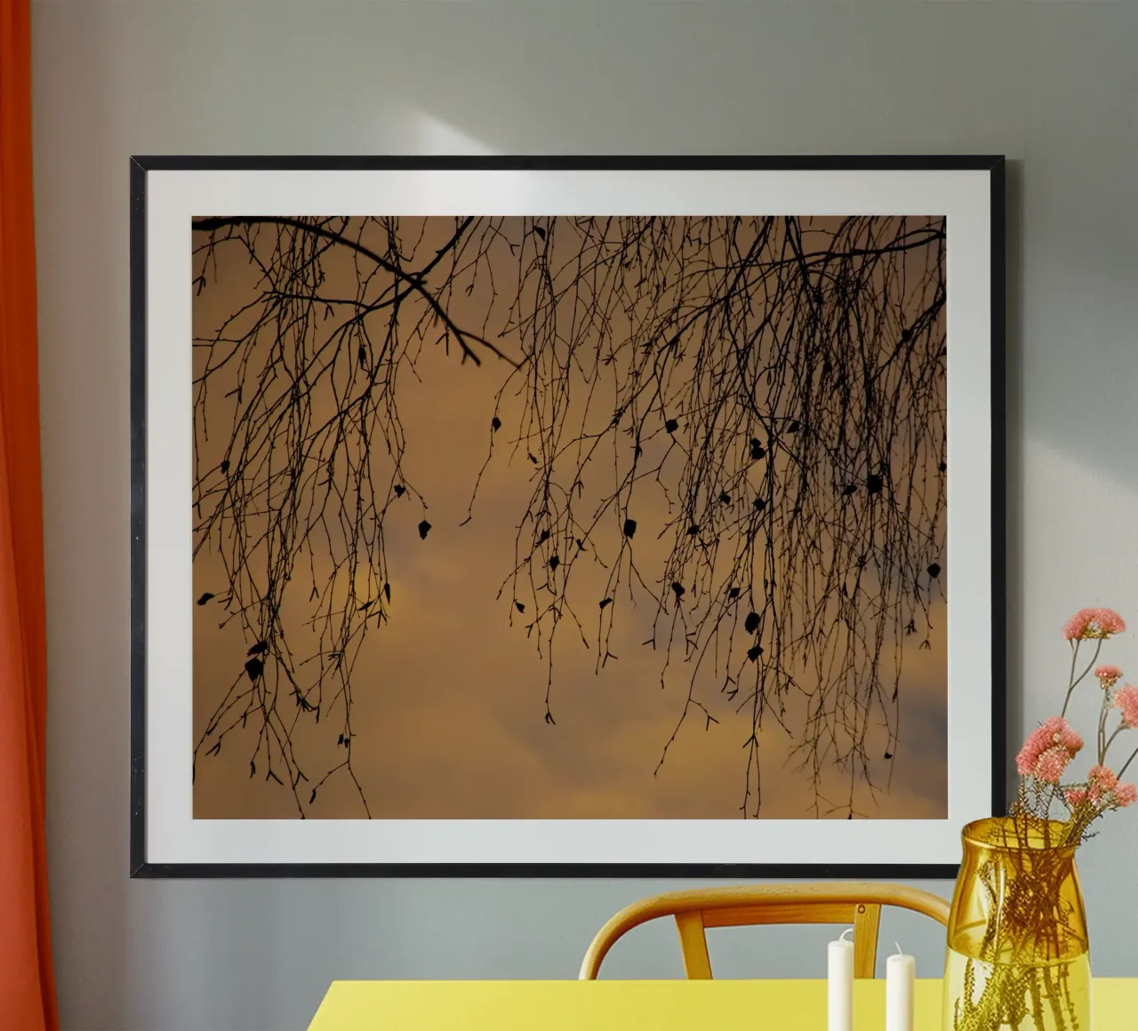 Rami soleggiati e nuvole poster con telaio in legno da Teresa André