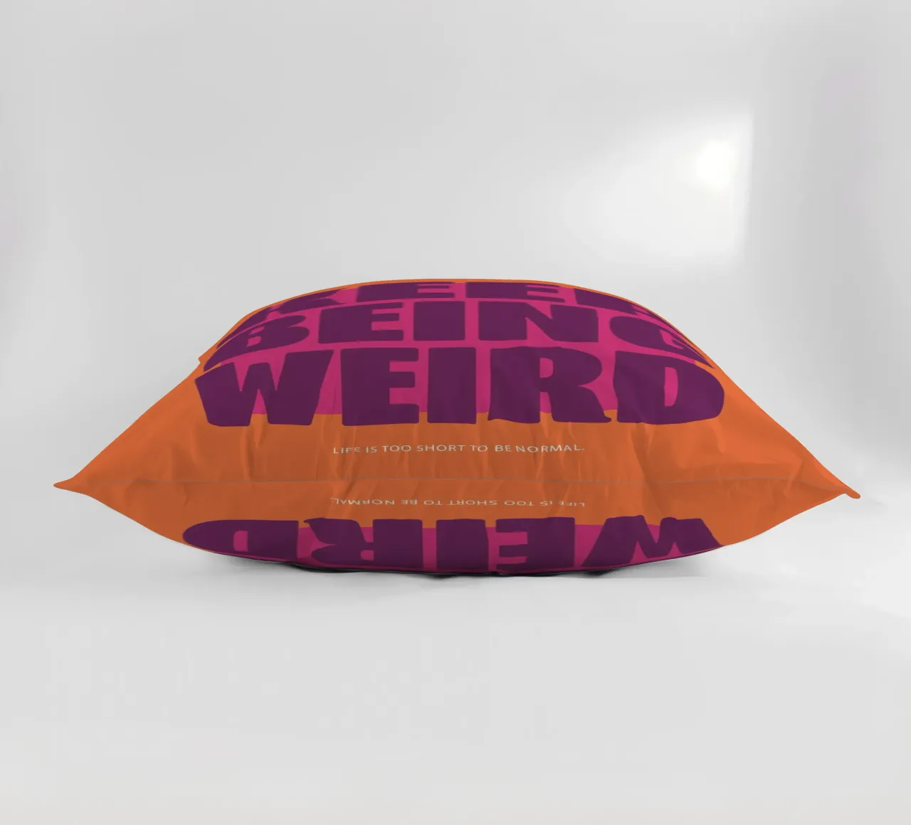 Continua ad essere strano - Arancione cuscino da Malou-Studio