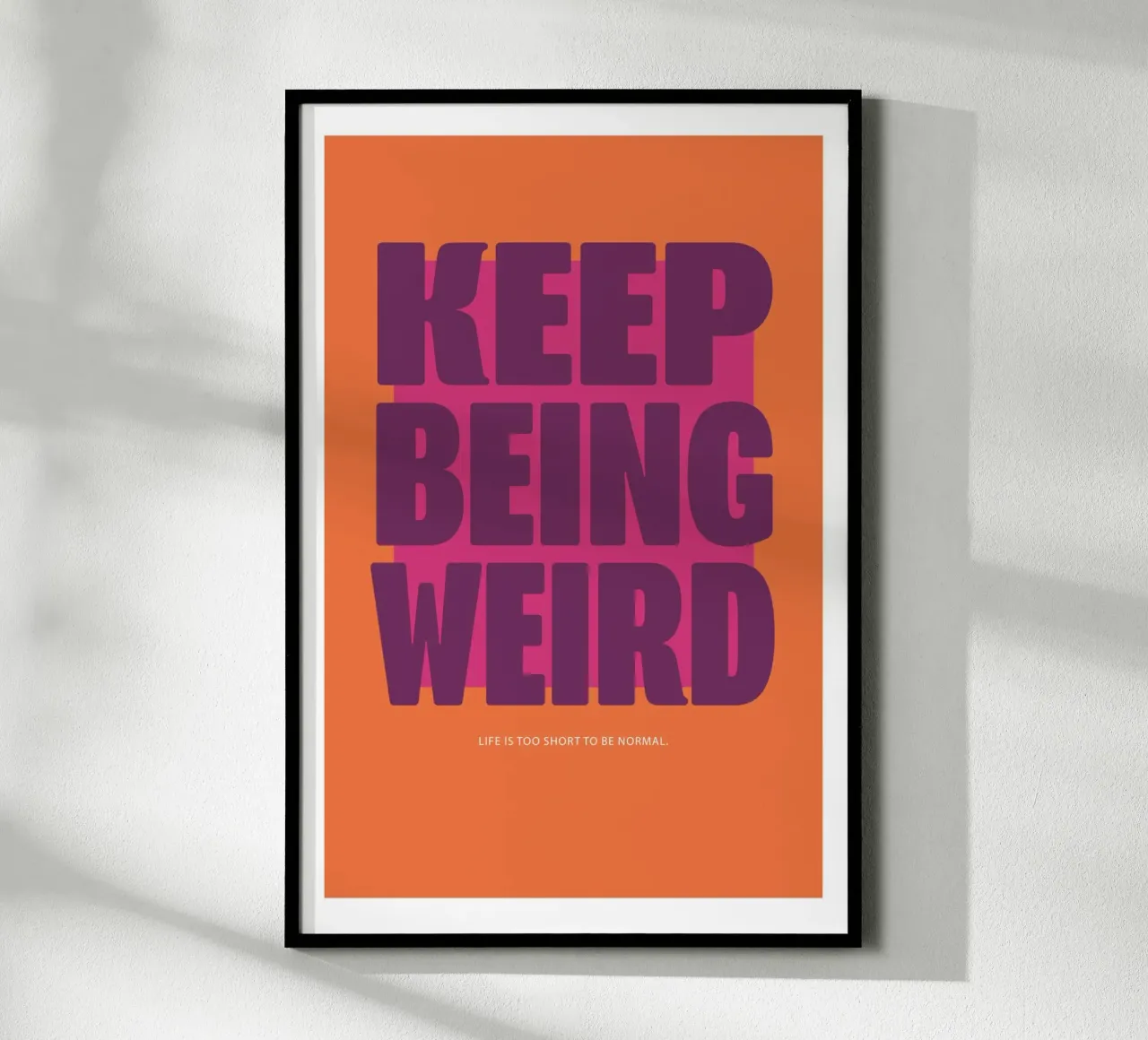 Continua ad essere strano - Arancione poster con telaio in legno da Malou-Studio