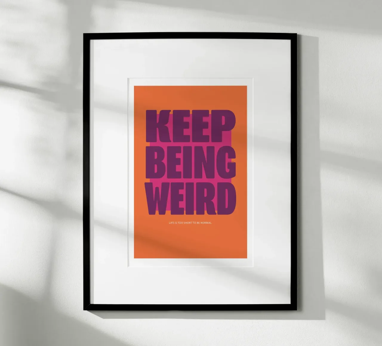 Continua ad essere strano - Arancione poster con telaio in legno da Malou-Studio