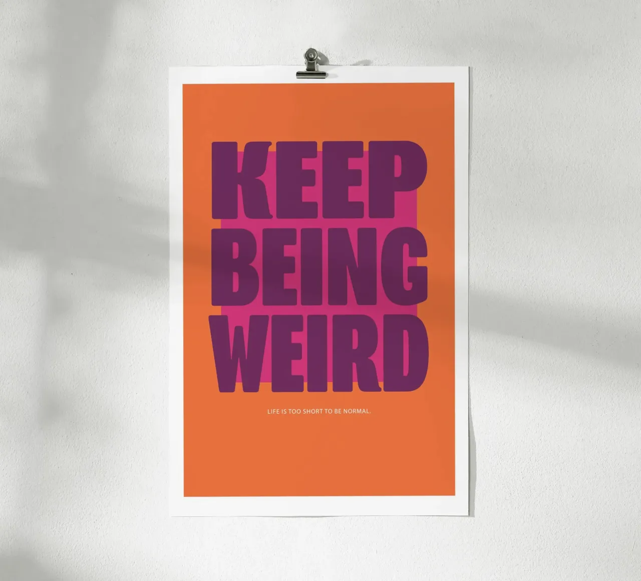 Continua ad essere strano - Arancione poster con telaio in legno da Malou-Studio