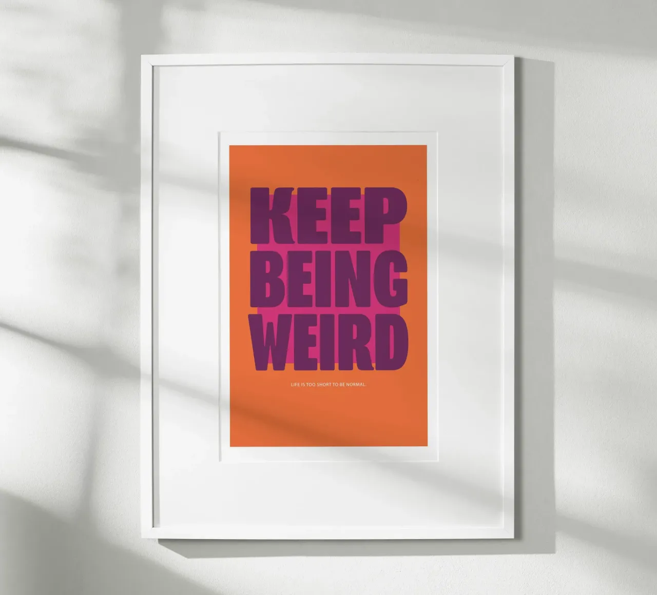 Continua ad essere strano - Arancione poster con telaio in legno da Malou-Studio