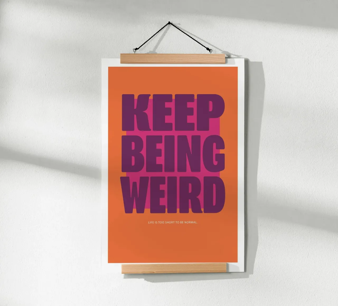 Continua ad essere strano - Arancione poster con telaio in legno da Malou-Studio