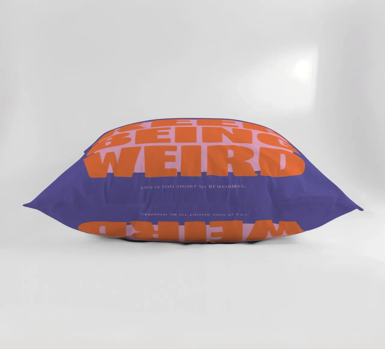 Continua ad essere strano - Viola cuscino da Malou-Studio