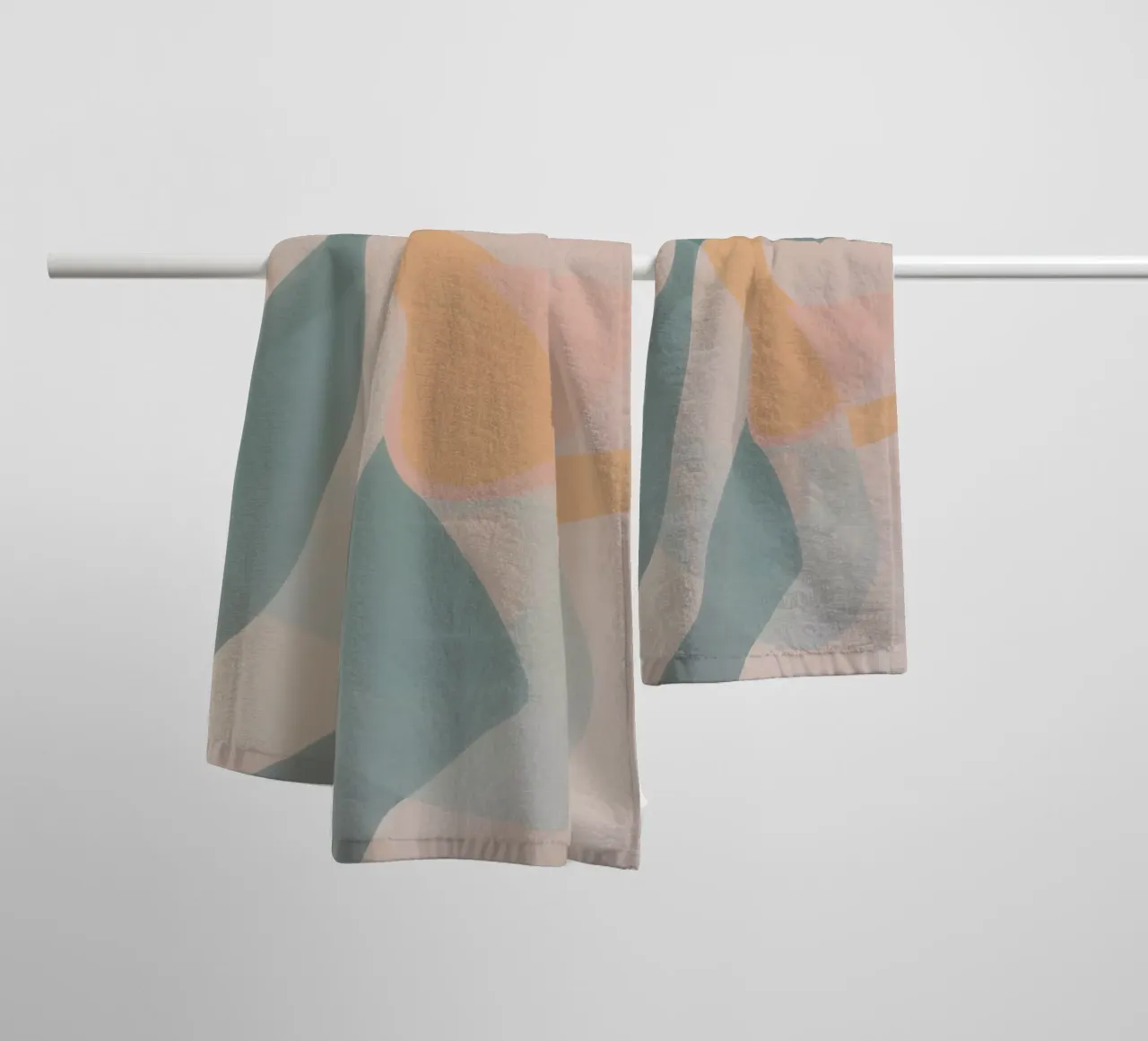 Abstrakter Frauenkörper in Pastell-Farben Handtuch von Autofocus