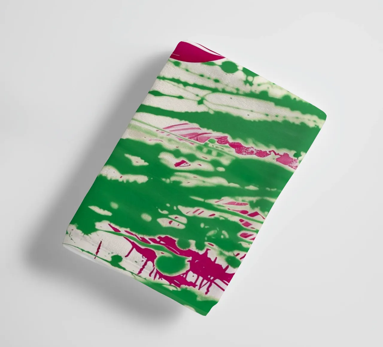 Donna bendata | Action painting con colori al neon asciugamano da bagno da Autofocus