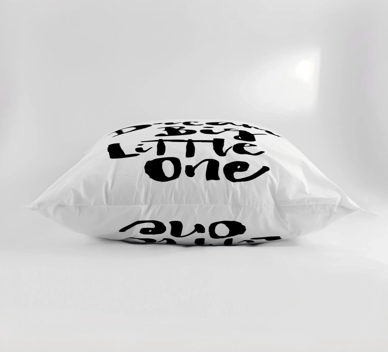 Sogna in grande piccolo in bianco e nero cuscino da THE MOTIVATED TYPE