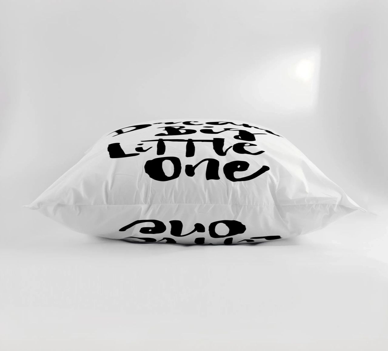Sogna in grande piccolo in bianco e nero cuscino da THE MOTIVATED TYPE
