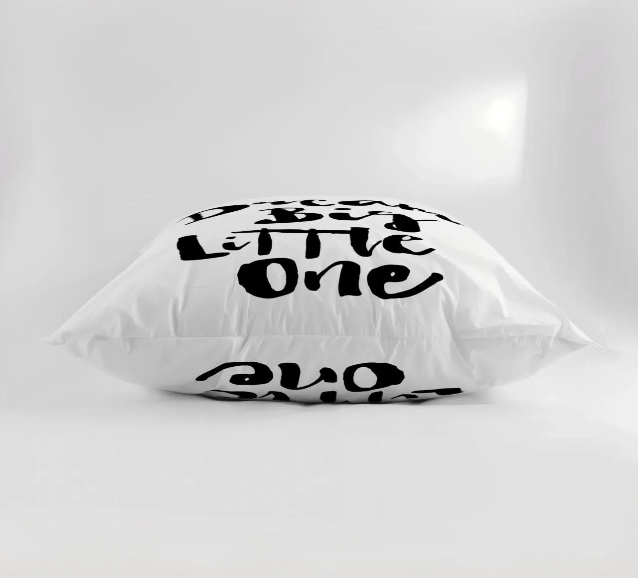 Dream Big Little One en blanco y negro cojín de THE MOTIVATED TYPE