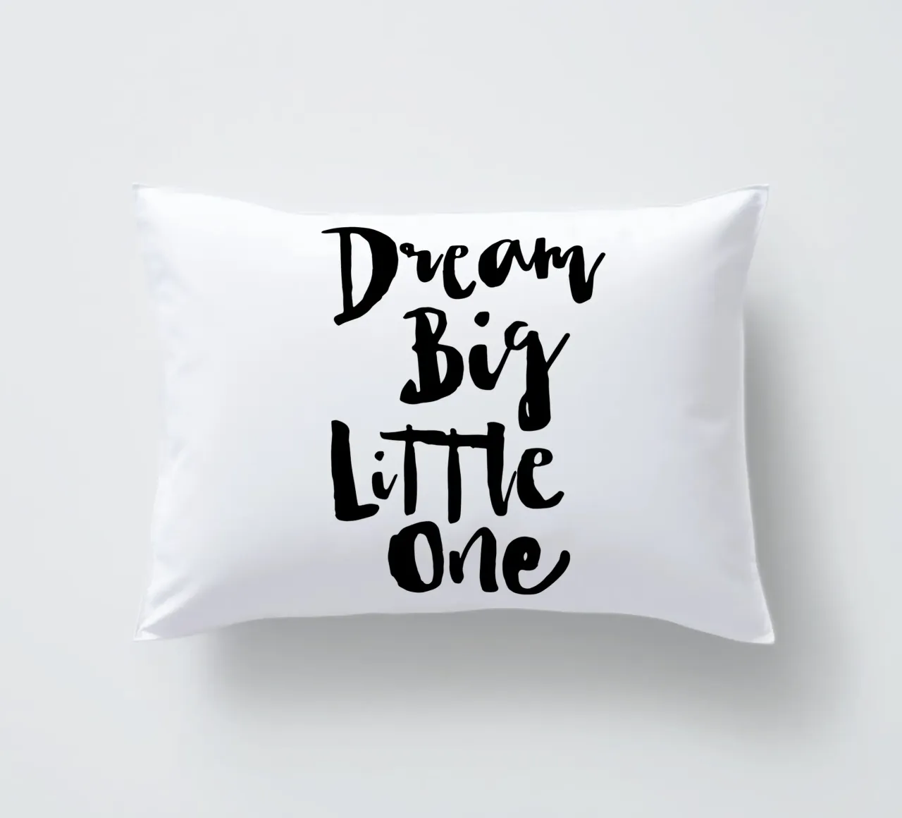 Dream Big Little One en blanco y negro cojín de THE MOTIVATED TYPE