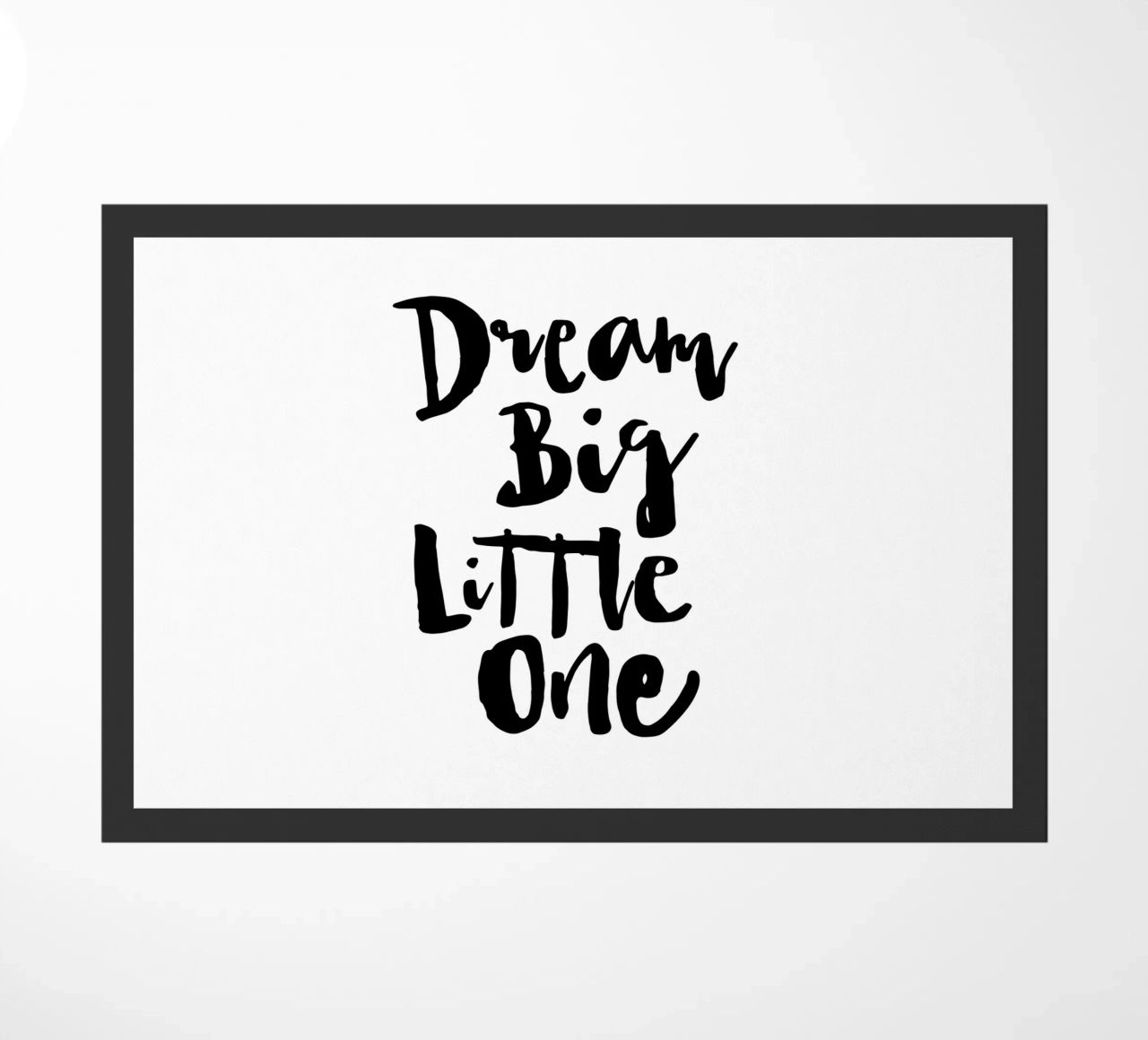 Sogna in grande piccolo in bianco e nero zerbino da THE MOTIVATED TYPE