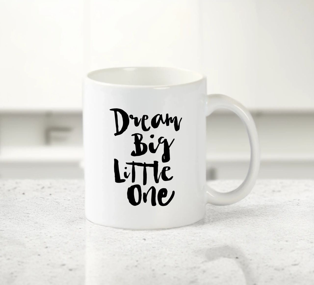 Sogna in grande piccolo in bianco e nero tazza in ceramica da THE MOTIVATED TYPE