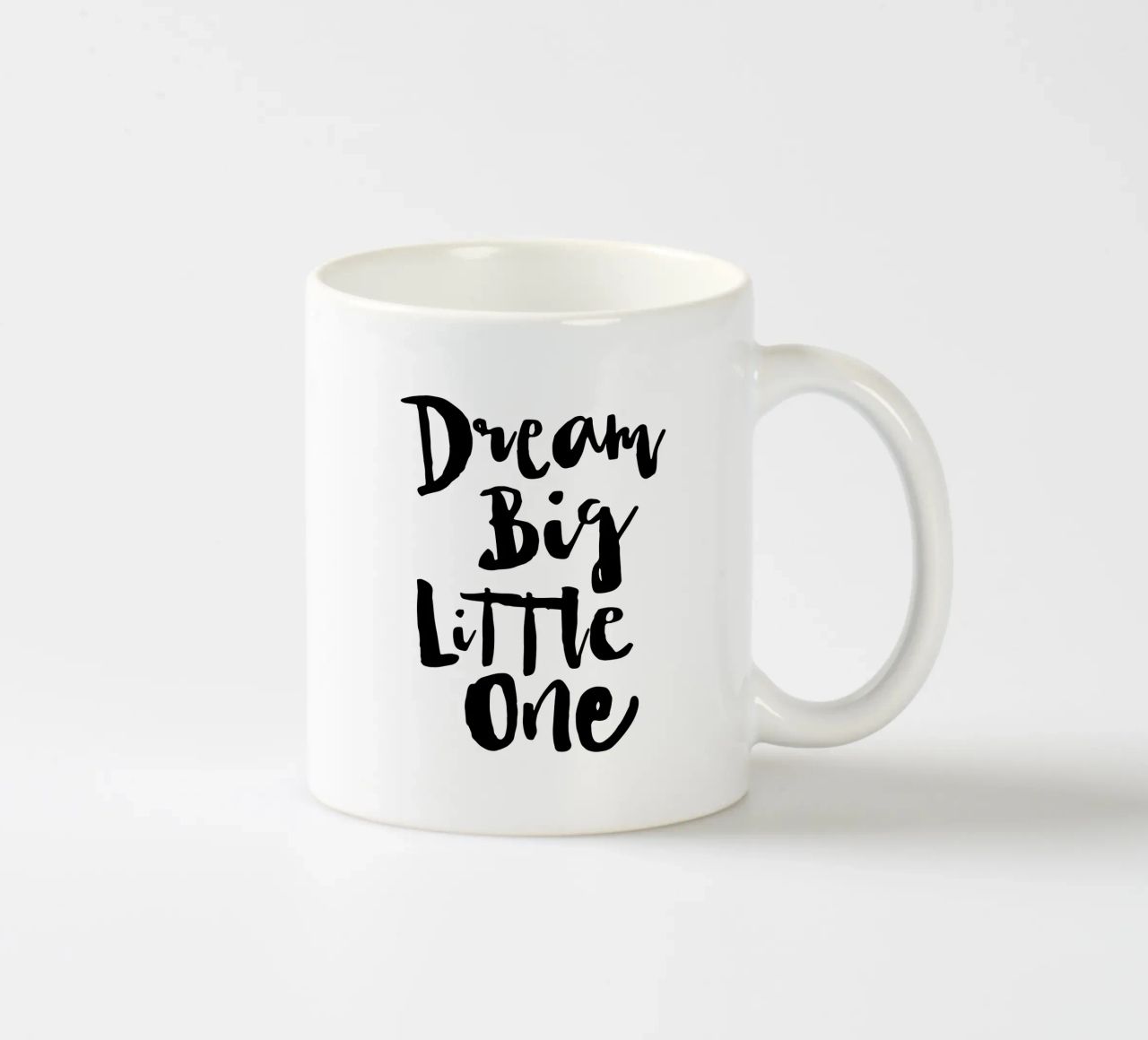 Sogna in grande piccolo in bianco e nero tazza in ceramica da THE MOTIVATED TYPE