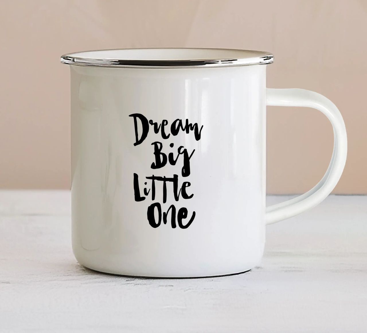 Sogna in grande piccolo in bianco e nero tazza in smalto da THE MOTIVATED TYPE