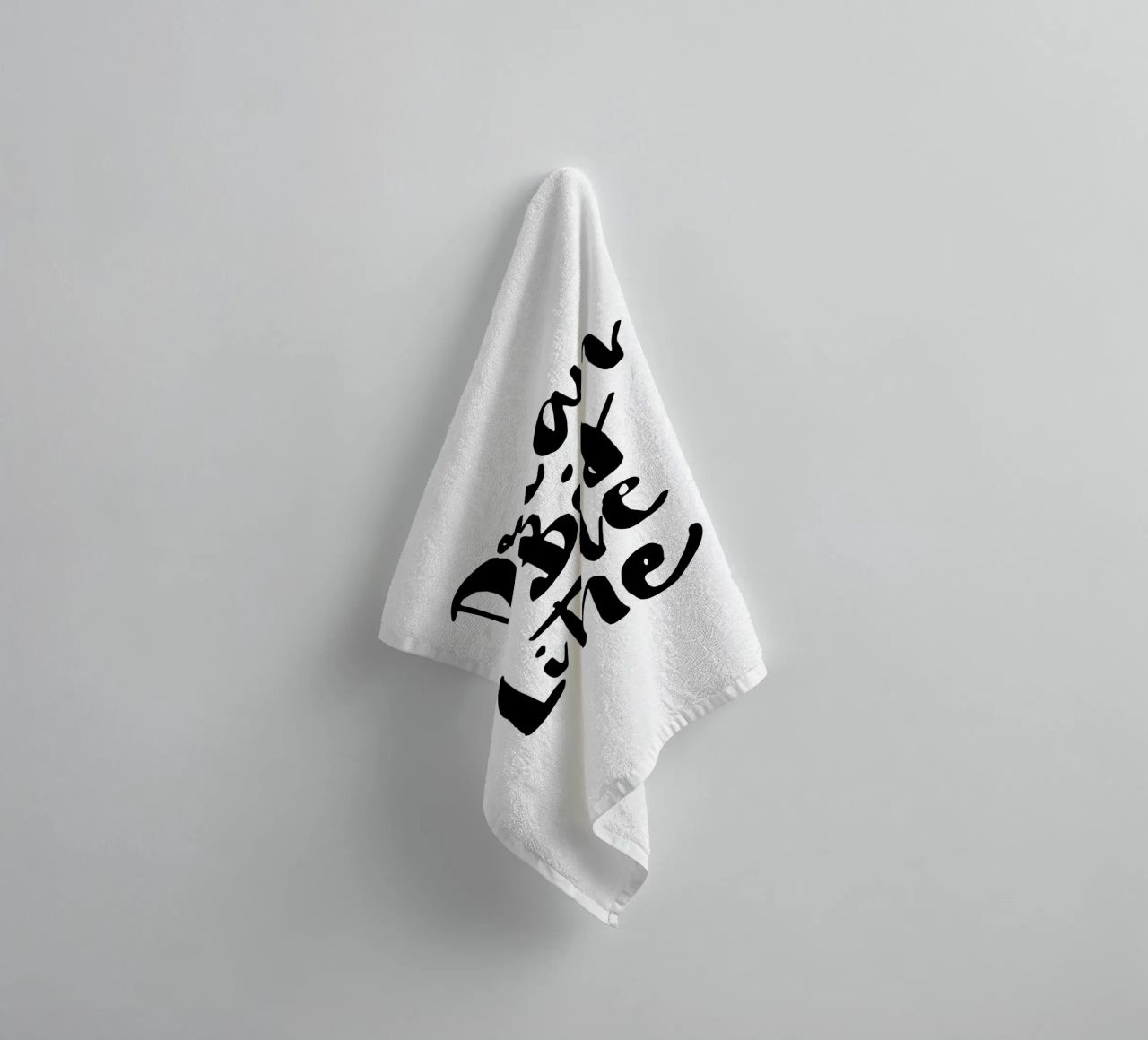 Sogna in grande piccolo in bianco e nero asciugamano da bagno da THE MOTIVATED TYPE