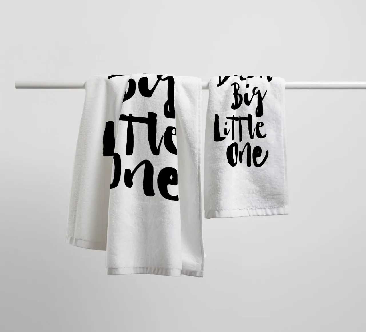Dream Big Little One en noir et blanc serviette de bain de THE MOTIVATED TYPE