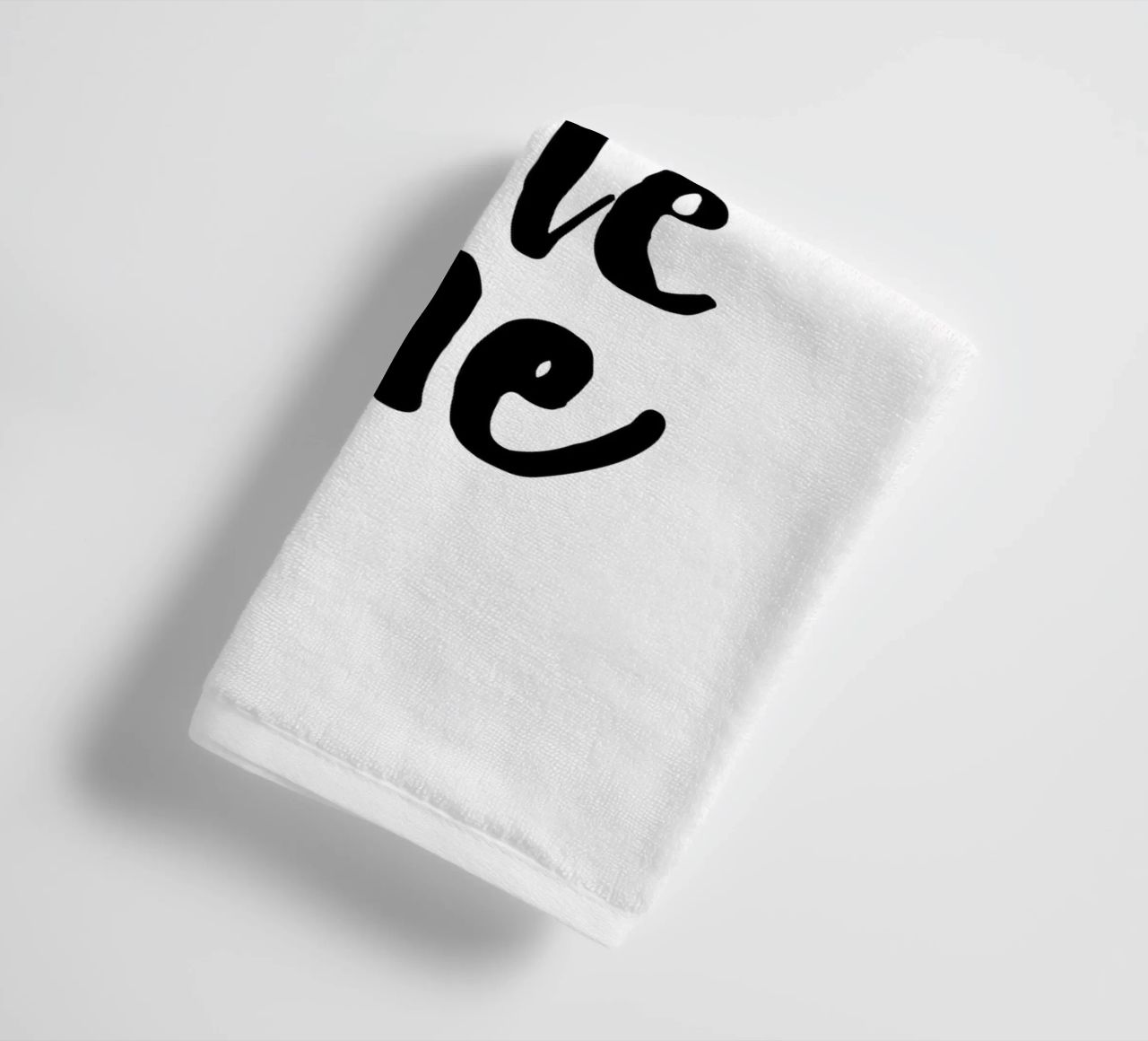 Sogna in grande piccolo in bianco e nero asciugamano da bagno da THE MOTIVATED TYPE