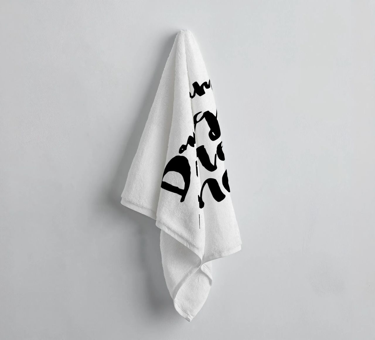 Sogna in grande piccolo in bianco e nero asciugamano da bagno da THE MOTIVATED TYPE