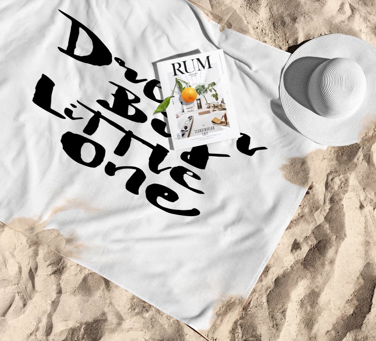 Sogna in grande piccolo in bianco e nero telo mare da THE MOTIVATED TYPE