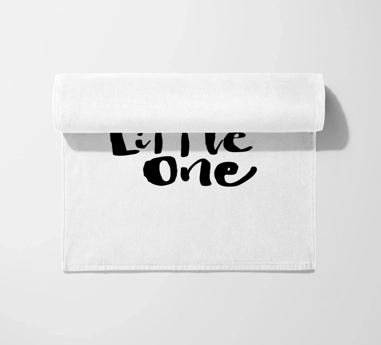 Sogna in grande piccolo in bianco e nero telo mare da THE MOTIVATED TYPE