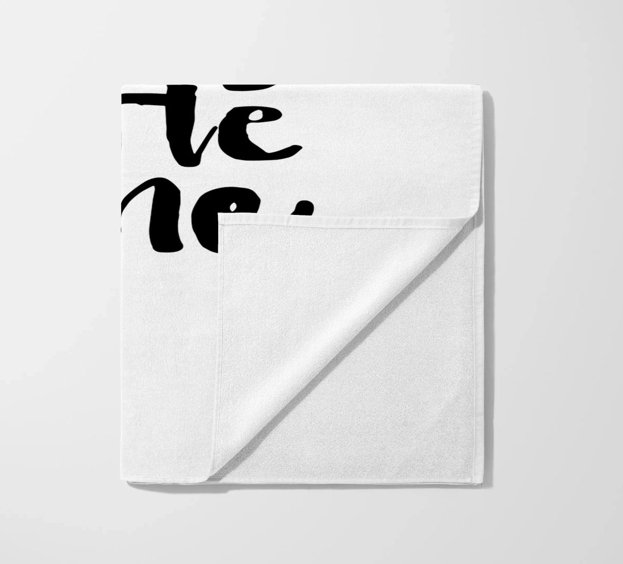Sogna in grande piccolo in bianco e nero telo mare da THE MOTIVATED TYPE